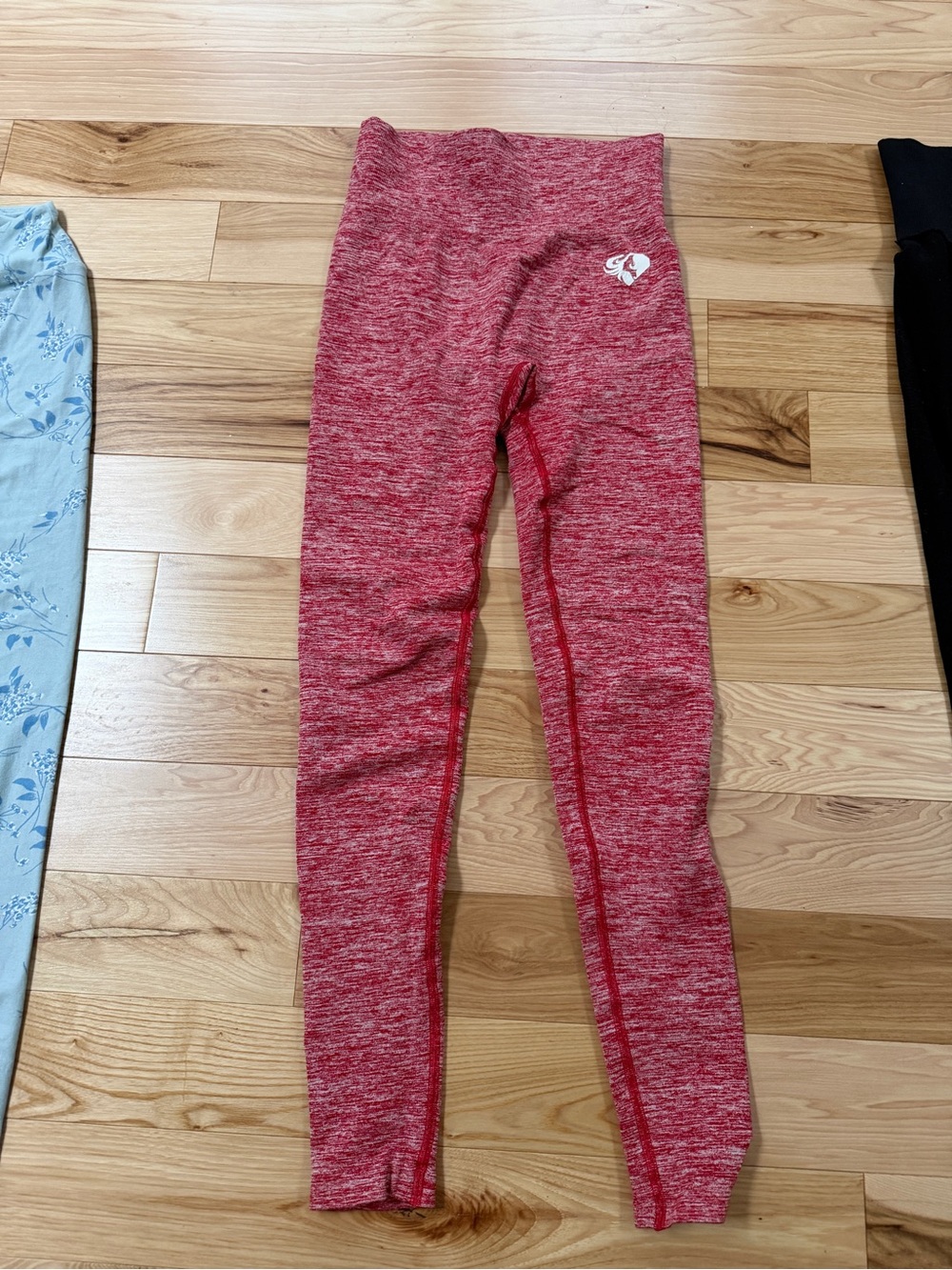 High-Waist Red Seamless Leggings with Heart Logo
